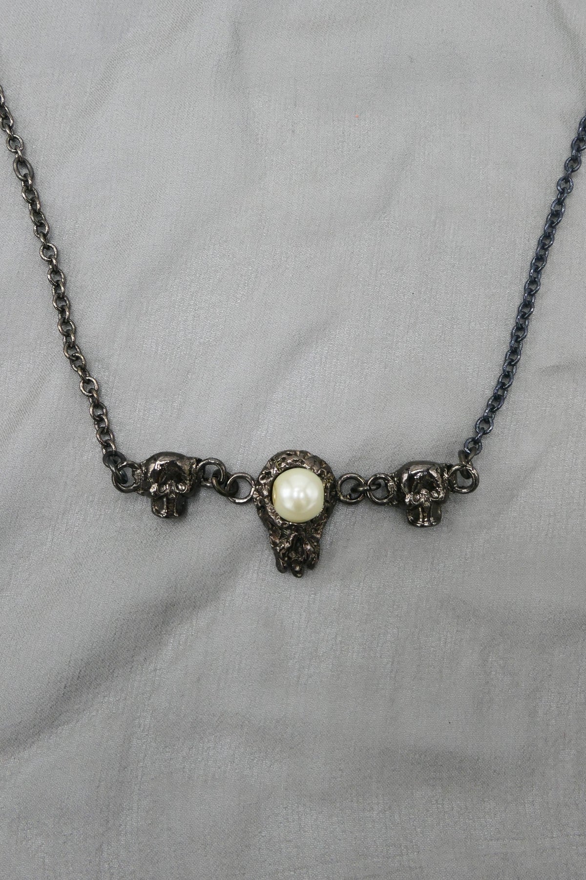 THE MOLTEN SKULL AND PEARL NECKLACE (GUNMETAL)