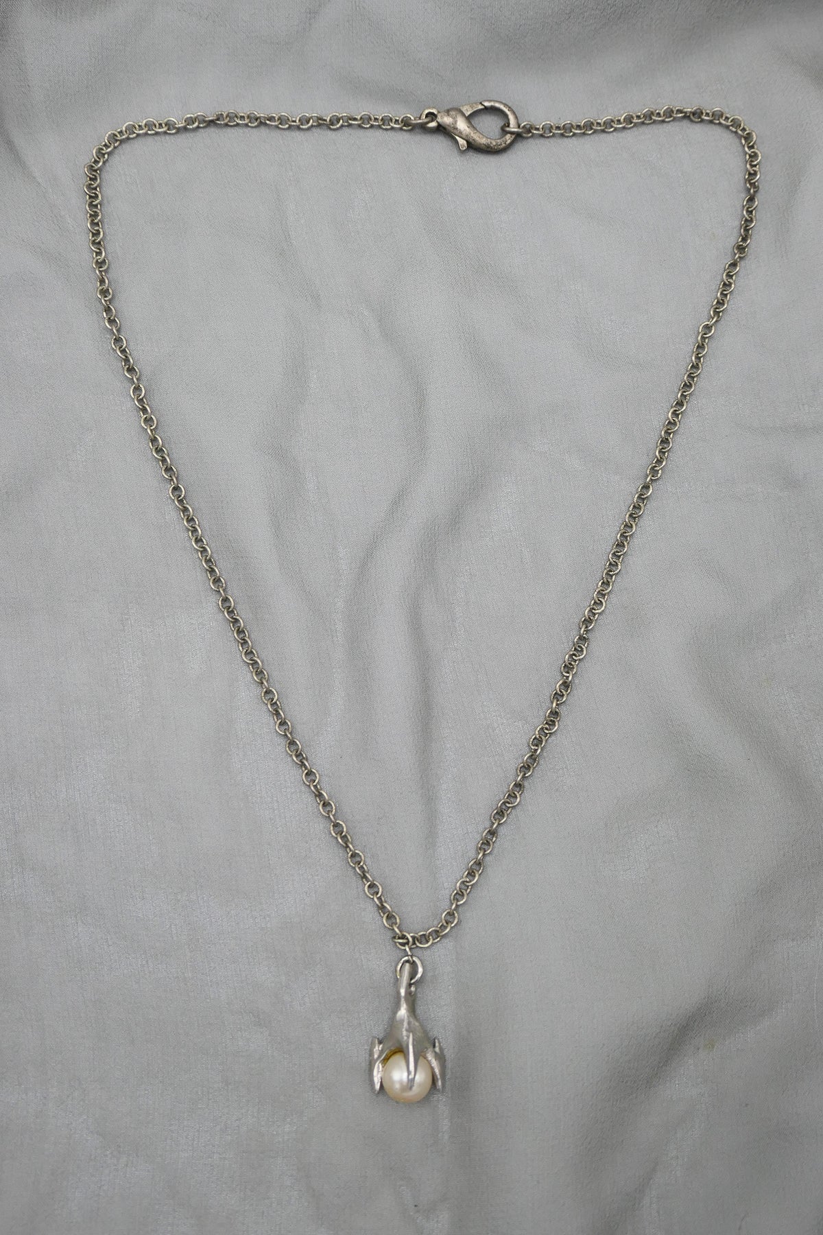 THE CLAW & PEARL NECKLACE (SILVER)