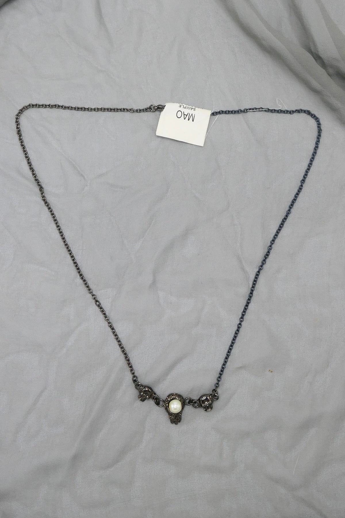THE MOLTEN SKULL AND PEARL NECKLACE (GUNMETAL)