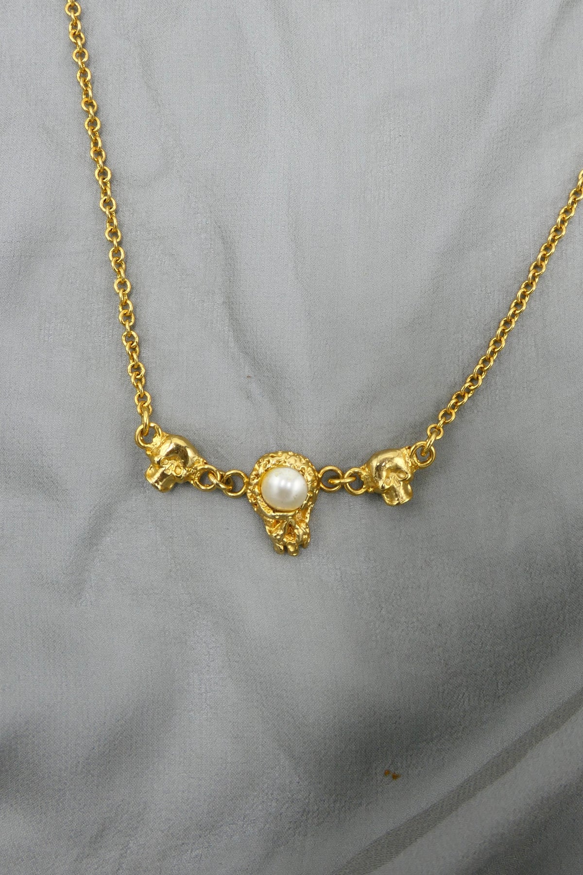 THE MOLTEN SKULL AND PEARL NECKLACE (GOLD)