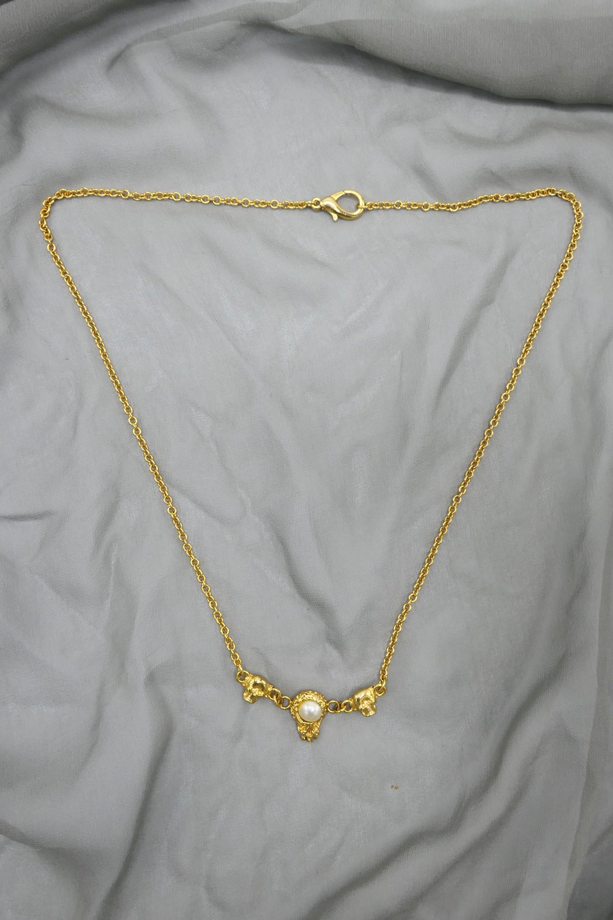 THE MOLTEN SKULL AND PEARL NECKLACE (GOLD)