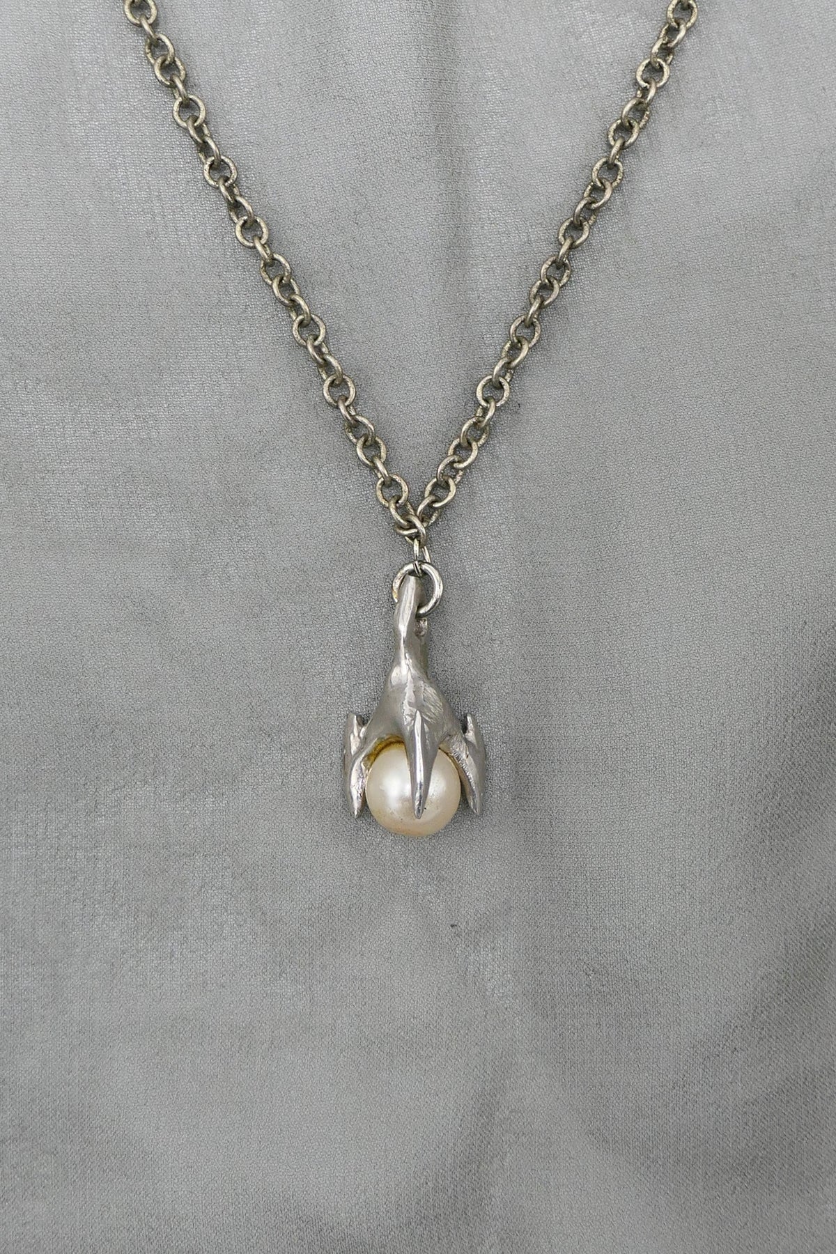 THE CLAW & PEARL NECKLACE (SILVER)