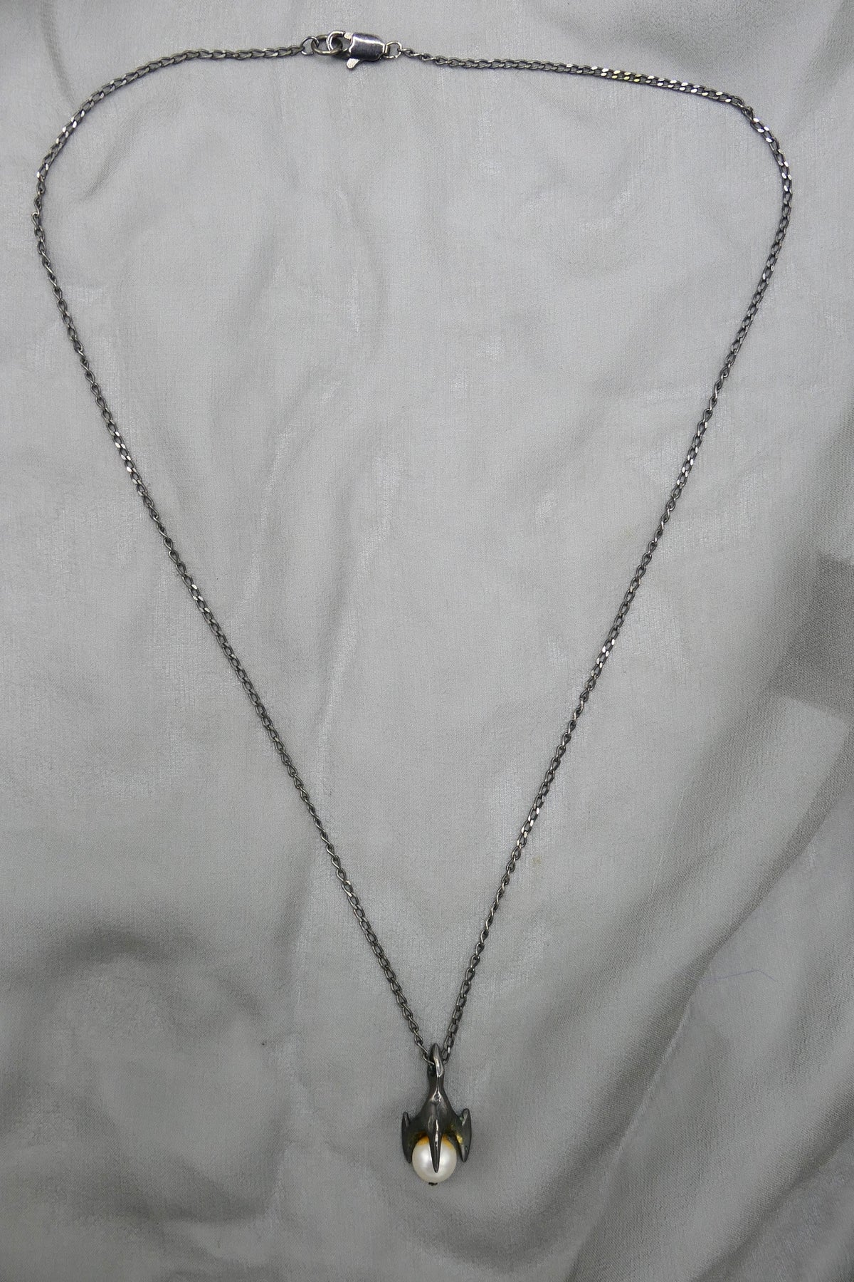 THE CLAW & PEARL NECKLACE (GUNMETAL)